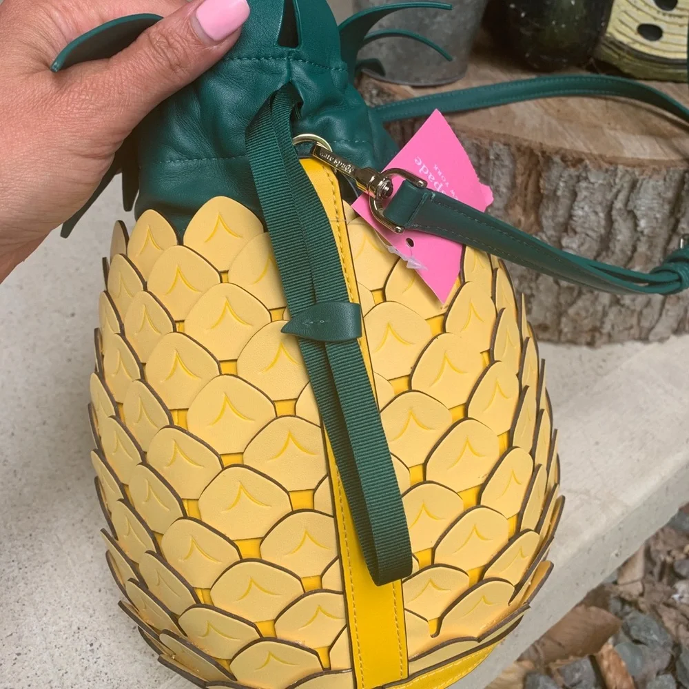 Authentic KATE SPADE leather Pineapple drawstring crossbody - Picture 5 of 14